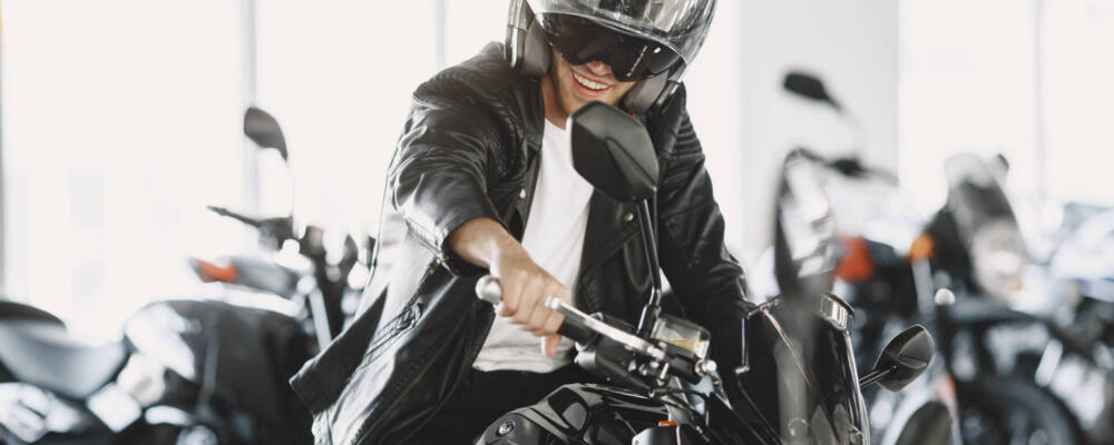 Hombre eligiendo una motocicleta para comprar